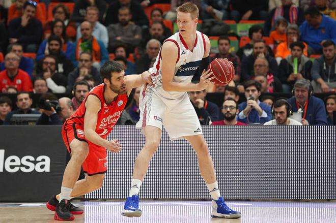 Benzing protege el balón de su rival (Foto: Basket Zaragoza).