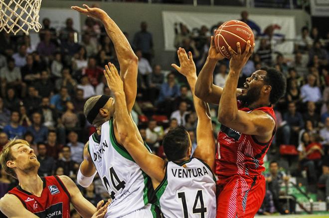 Markus Knight arma el tiro (Foto: Basket Zaragoza).