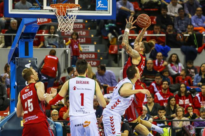 Isaac Fotu entra a canasta (Foto: Basket Zaragoza).