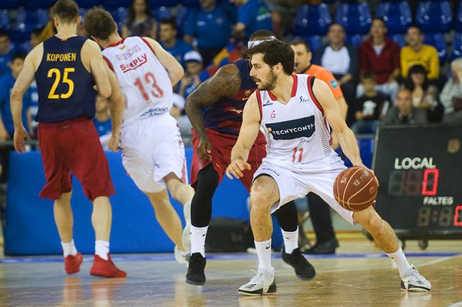 Tomás Bellas protege el balón ante un rival (Foto: Basket Zaragoza).