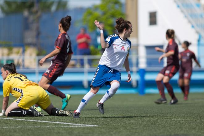 Nuria Mallada celebra el primer gol del partido (Foto: Daniel Marzo).