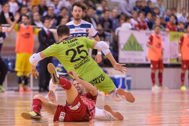 Iván Bernad acude al choque con un jugador de ElPozo. (Foto: Dani Marzo)