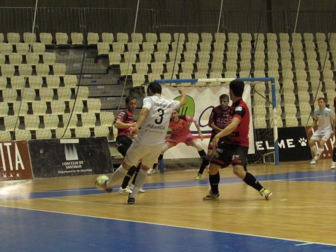 Catela dispara ante la oposición de Beltrán y Villanueva (Foto: Santiago Futsal).