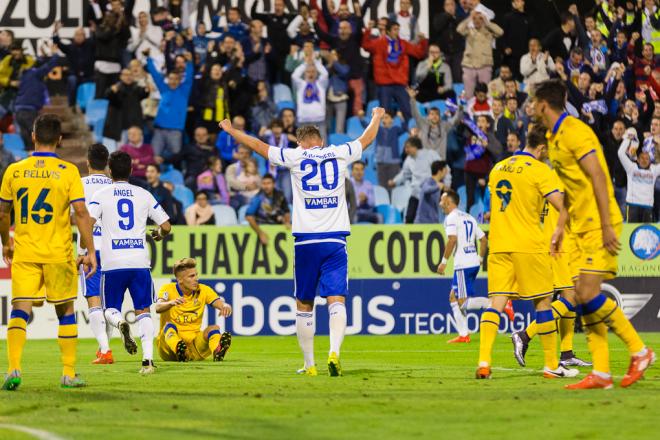 Los jugadores del Zaragoza celebran un gol (Foto: Dani Marzo).