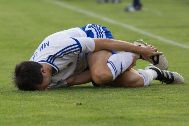 Lanzarote se duele en una acción del partido. (Foto: Dani Marzo).