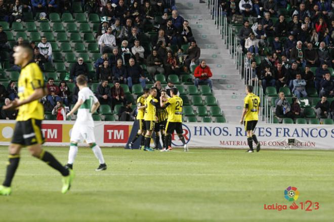 El Real Zaragoza celebra un gol durante su última visita al Martínez Valero (Foto: LaLiga).