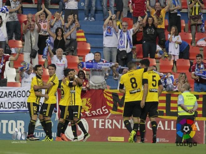 Los zaragocistas celebran el gol de Lanzarote