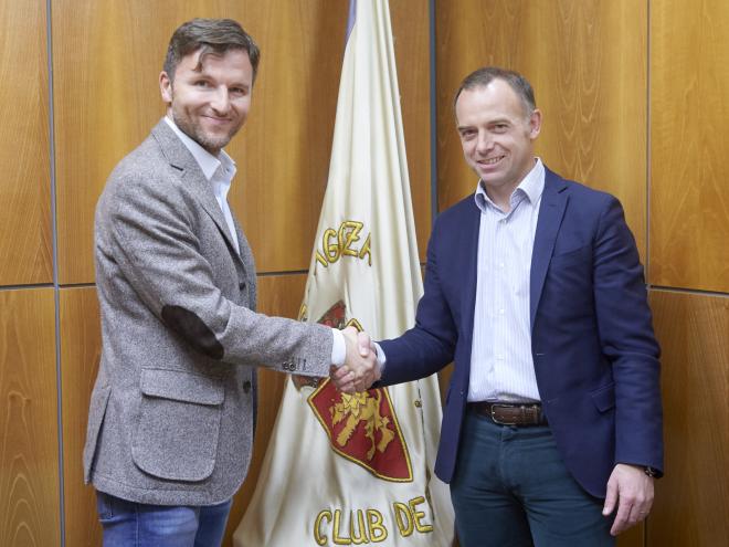 Lalo y Lapetra, en el momento del acuerdo (Foto: Tino Gil | Real Zaragoza).