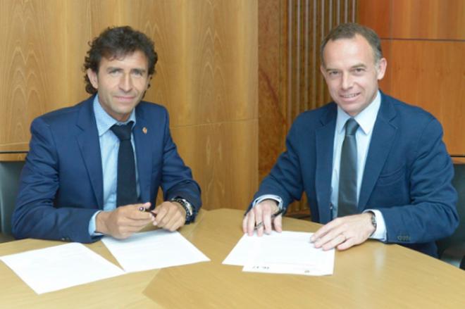 Luis Milla firma el contrato | Real Zaragoza