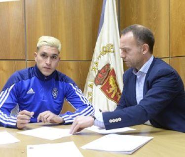 Valentín firma por el club blanquillo (Foto: web Real Zaragoza)