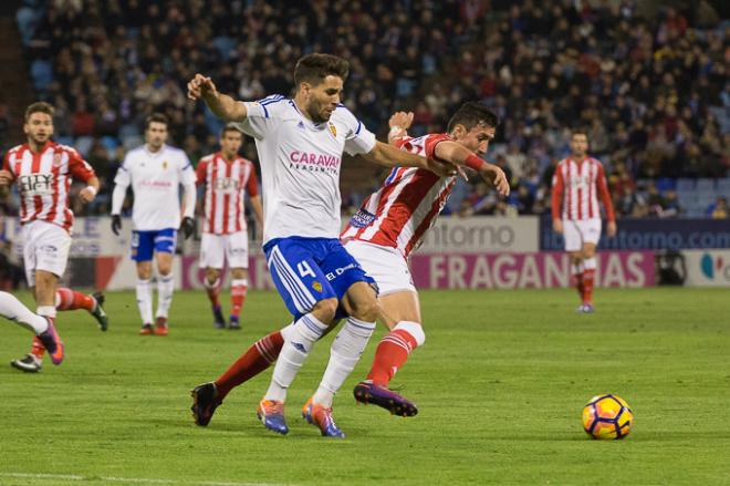 Cabrera disputa un balón (Foto: Dani Marzo).