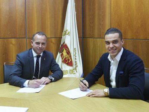 Lapetra y Pombo en la renovación del jugador (Foto: web Real Zaragoza).