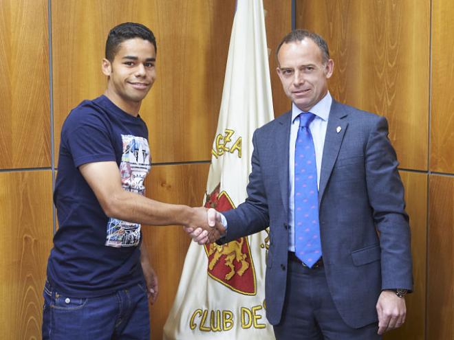 Raí y el presidente del club, tras la firma del contrato (Tino Gil / Real Zaragoza).