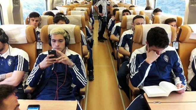 Los jugadores del Zaragoza en el primer tren (Foto: RZ).