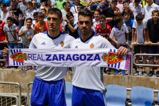 Grippo y Oyarzun posan con la bufanda del Real Zaragoza (Foto: Dani Marzo).