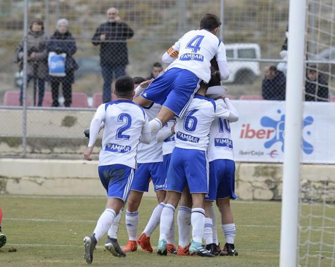 La plantilla del Deportivo Aragón celebra el gol de la victoria ante el Formentera (Foto: RZ).