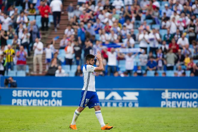 La afición del Real Zaragoza ovaciona a Papu (Foto: Dani Marzo).