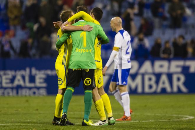 Los jugadores del Cádiz abrazados en La Romareda (Foto: Dani Marzo).