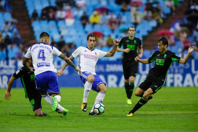 Eguaras, en un lance del último Real Zaragoza-Granada (Foto: Dani Marzo).