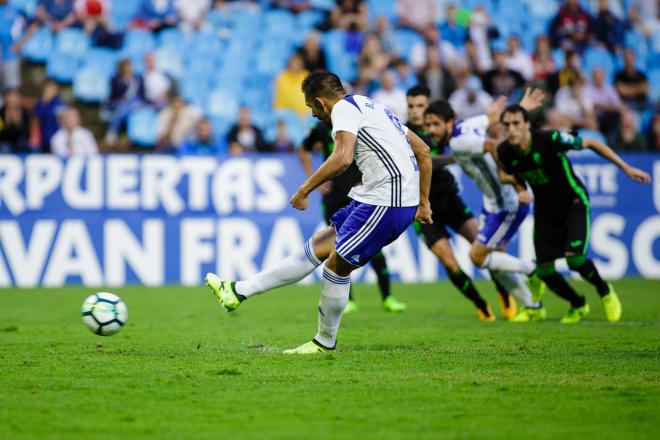Borja ejecuta el penalti que le da su primer gol con el Real Zaragoza (Foto: Dani Marzo).