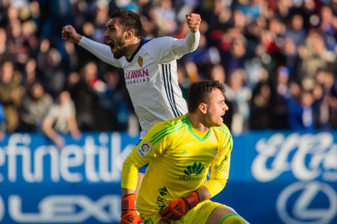 Borja Iglesias celebra su gol en el Zaragoza-Oviedo (Foto: Dani Marzo).