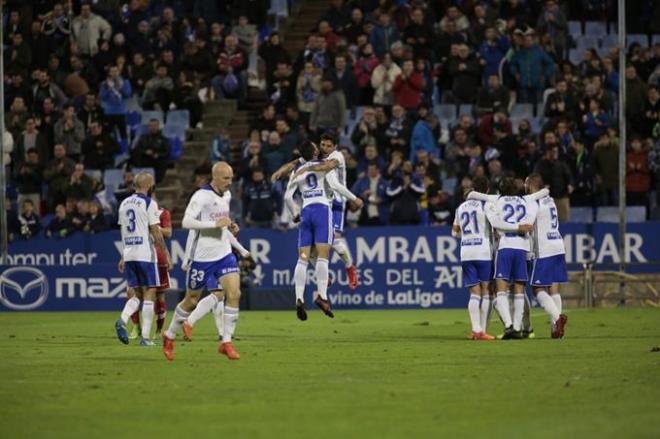 El Zaragoza celebra el 1-0. (Foto: Dani Marzo)