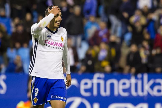 Borja Iglesias se lamenta en un choque con el Zaragoza (Foto: Dani Marzo).