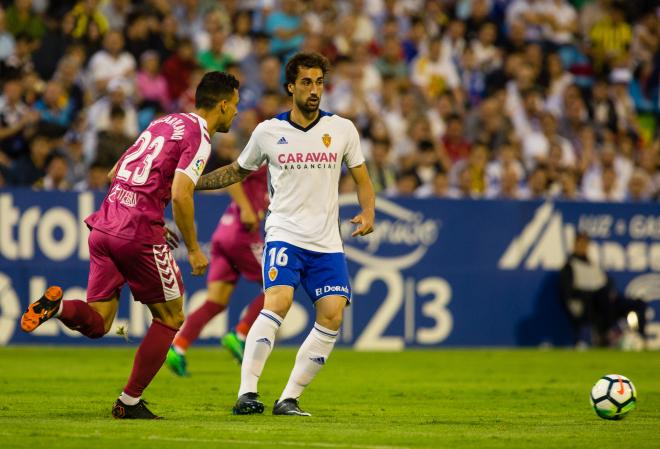 Íñigo Eguaras durante el partido ante el Valladolid (Foto: Dani Marzo).