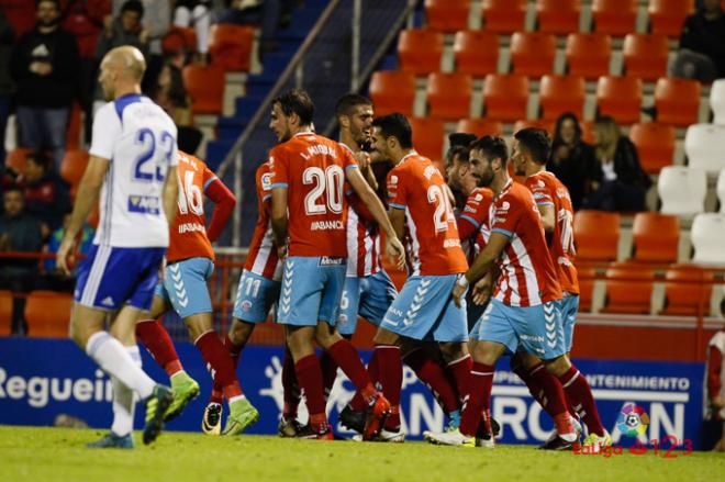 Los jugadores del Lugo celebran el primer tanto. (Foto: LaLiga).