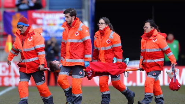 Benito abandona el campo en camilla. (Foto: LaLiga)