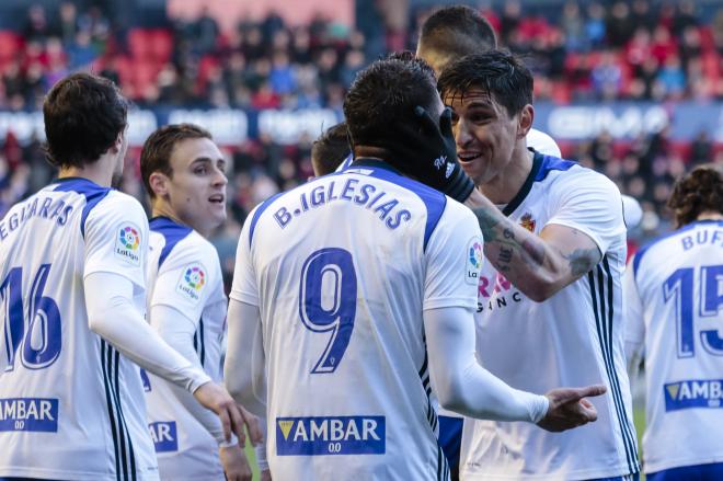 Los jugadores del Real Zaragoza felicitan a Borja tras su gol (Foto: Dani Marzo).