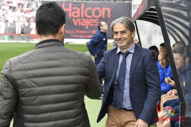Natxo González saluda a Michel antes del partido (Foto: LFP).