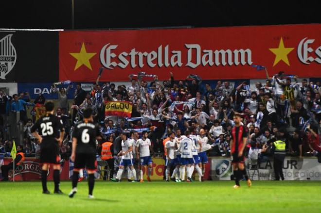 El Zaragoza celebra el gol de Toquero con la afición (Foto: Laia Solanellas).