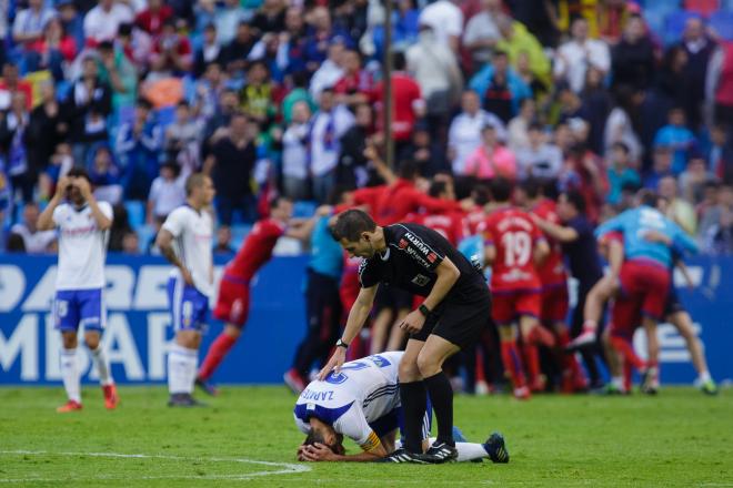 Zapater, consolado por el árbitro al final del partido (Foto: Dani Marzo).