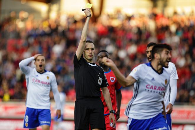 Gorostegui Fernández amonesta a Papu por simular penalti (Foto: Daniel Marzo).