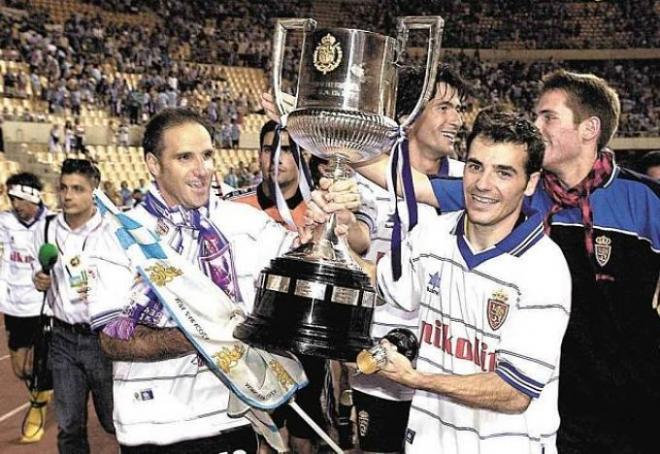 El Real Zaragoza celebra la Copa del Rey lograda en 2001.