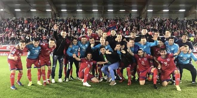 Los jugadores del Numancia celebran el play off con su afición (Foto: CDN).