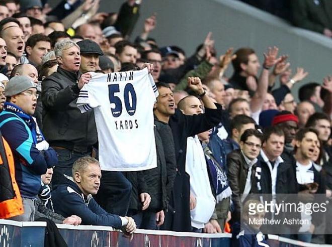 Un aficionado del Tottenham muestra la camiseta de Nayim.