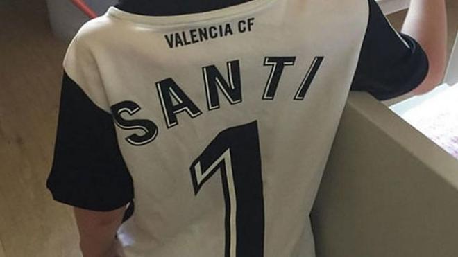 Santi Cañizares con una camiseta del Valencia.