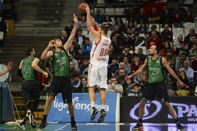 Jelovac ejecuta un lanzamiento sobre su par. (Foto: Basket Zaragoza)