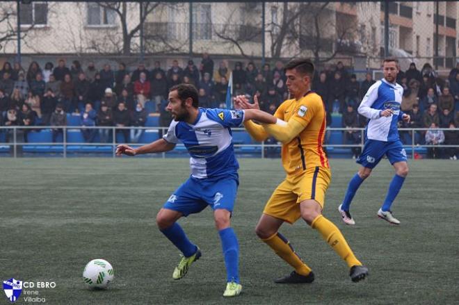 Valero protege el balón ante un oponente. (Foto: Irene Villalba / CD Ebro)