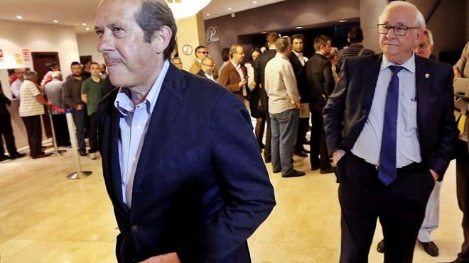 Vicente Andreu detrás de su amigo Manuel Llorente