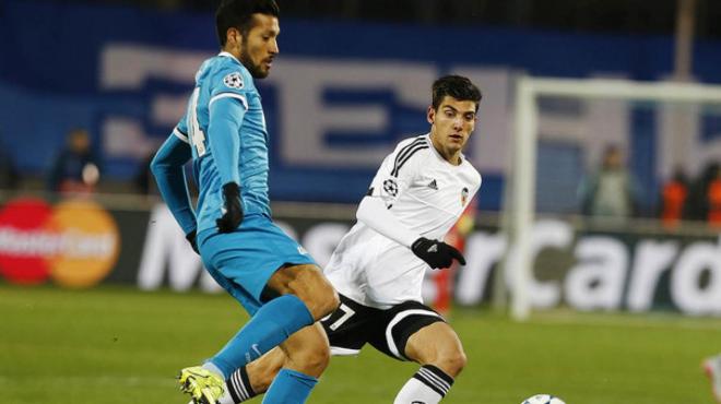 Rafa Mir el día de su debut en Champions con el Valencia CF, le cubría Garay.