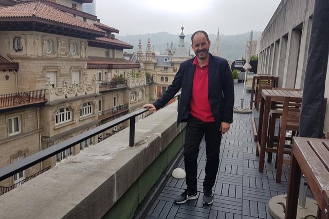 Jabi Luaces, el técnico de Unionistas de Salamanca CF, posa en una terraza de Bilbao.