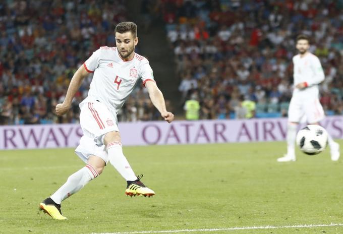 Nacho golpea de volea para que España anotase ante Portugal en Rusia 2018.