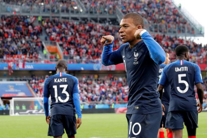 Kylian Mbappé celebra su primer gol en un mundial de fútbol.