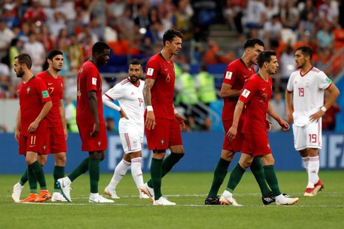 Los jugadores lusos se lamentan tras el Irán-Portugal del Mundial de Rusia.
