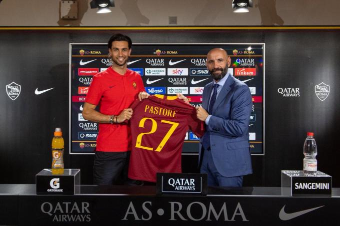 Monchi, ex del Sevilla, presenta a Pastore como nuevo jugador de la Roma.
