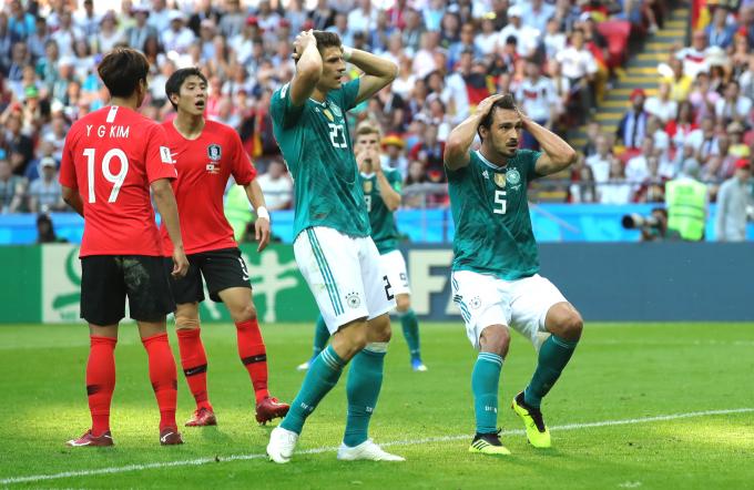 Hummels y Mario Gómez se lamentan de un gol en el Corea-Alemania del Mundial de Rusia.