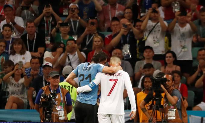 Cristiano Ronaldo acompaña abrazado a Cavani a la banda ante la lesión del charrúa en el Portugal-Uruguay.
